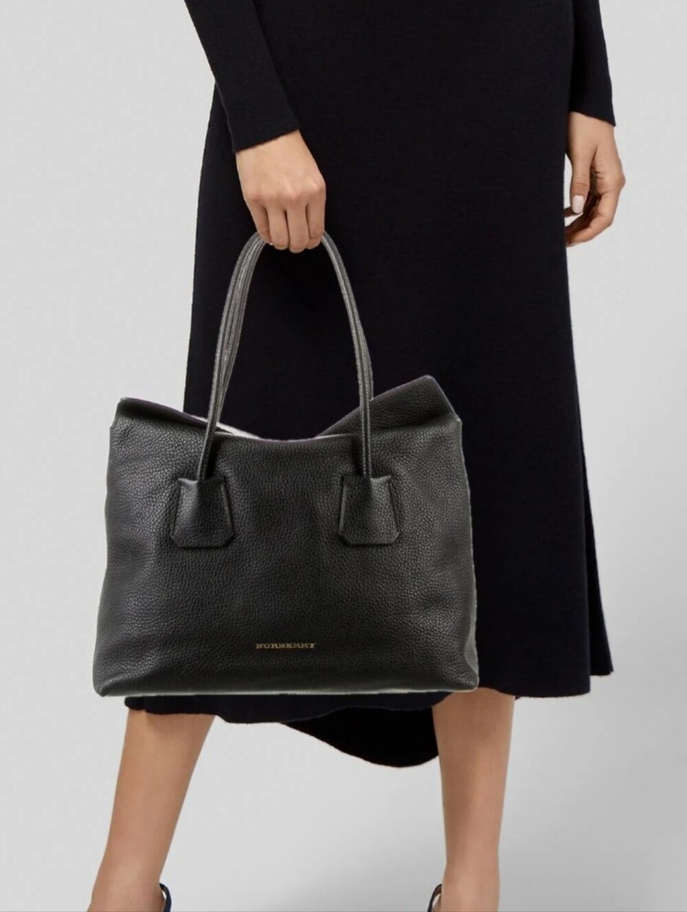 Burberry Medium Baynard Tote in Black Pebbled Grained Leather - Picture 2 of 16